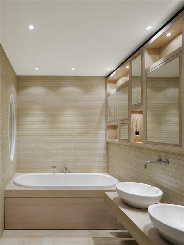1 vonios kambarys-taupe-vonia, įmontuota grindyse ir sienoje-smėlio spalvos plytelėse-didelė vonia