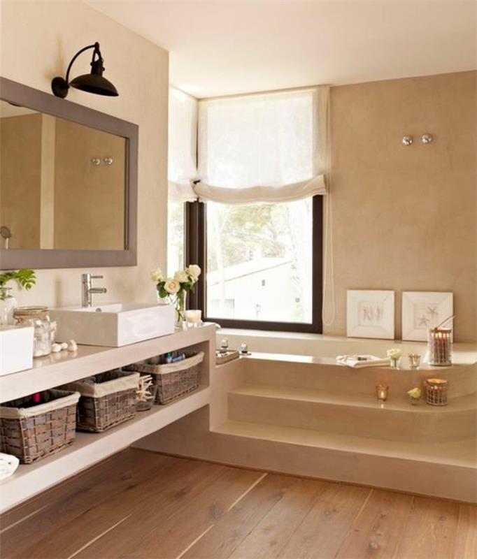 1-kopalnica-zen-v-bež-barvi-lesena-tla-okno-v-kopalnici-ogledalo-kopalnica