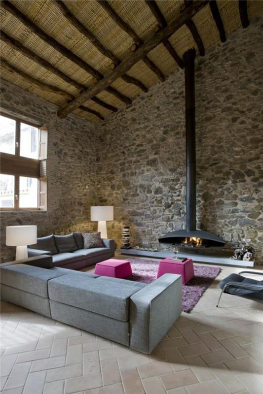 1 svetainė su židiniu ir rožinė kiliminė pilka fotelė modernioje svetainėje