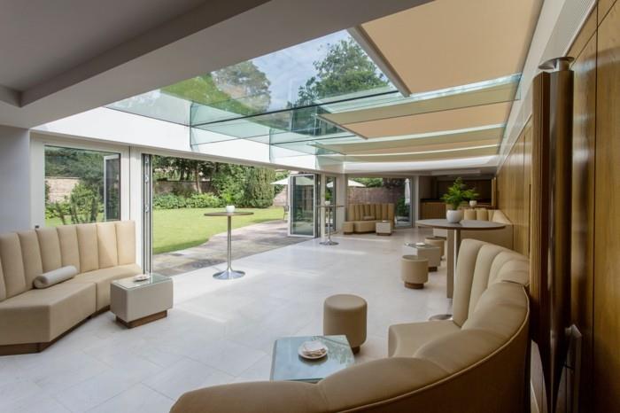 1 moderni svetainė su smėlio spalvos sofa ir bioklimatinio stiklo lubomis, bioklimatinė veranda, terasa, gamintojo veranda