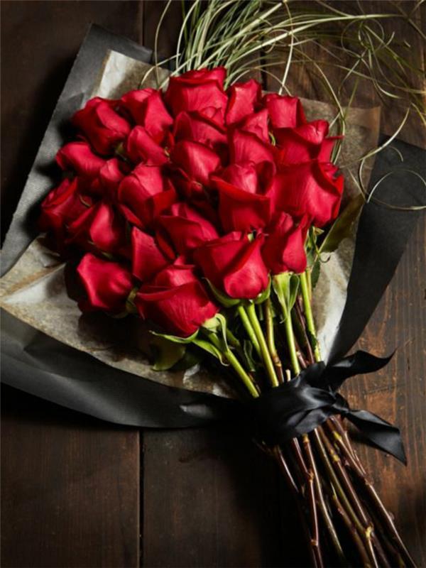 1-pomen-vrtnic-šopek-rdeče-vrtnice-veličasten-šopek-rož-simbol-rdeča-vrtnica