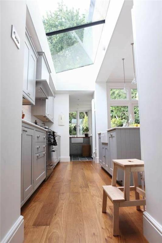 1-parket-tla-v-svetlem-lesu-sivo-pohištvo-v-moderni-kuhinji-stekleni strop