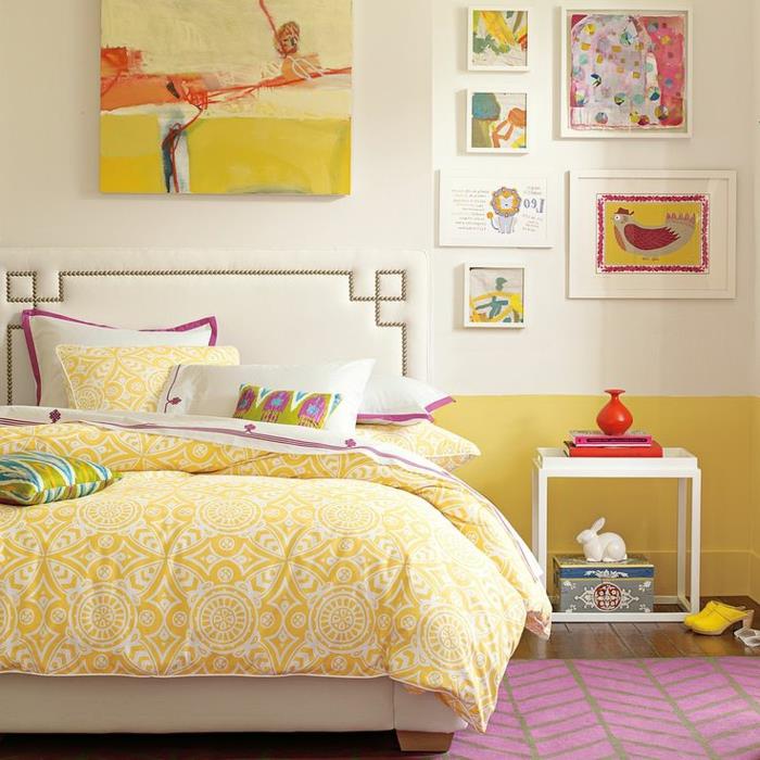 1-tėvų komplektas-geltonai-rožinis-kilimas-tamsus parketas-grindų siena su paveikslais