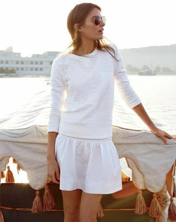 1-megztinis-moteris-balta-sijonas-vasaros-saulės akiniai