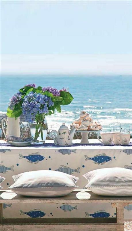 1-deniz-mavi-bulutlara doğru-güzel-manzaralı-çiçekli-piknik-masa