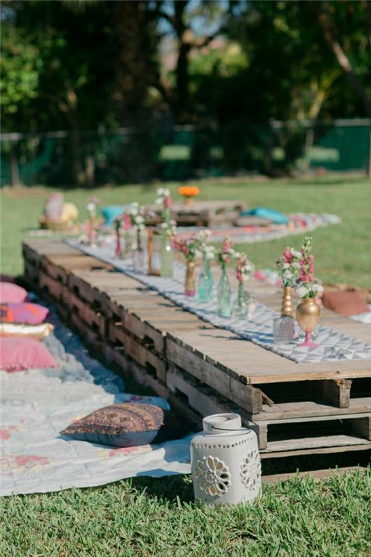 1-çiçekli piknik-masa-ahşap-palet-masa-çiçekleri-dekorasyonlu-yastıklar
