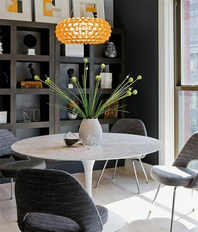1-marmorna-miza-miza-tulipan-cvetje-na-sivo-leseno-parket-miza-stoli