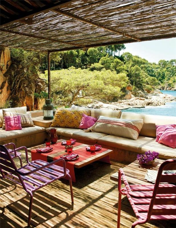 1-bahçe-masa-sandalyeler-denize doğru-güzel-manzara-ahşap-zemin-bahçe-mobilyaları