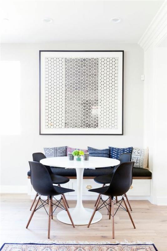 1-originalus-stalas-balta-tulpė-juoda-kėdė-šviesaus parketo grindų spalvos kiliminė siena