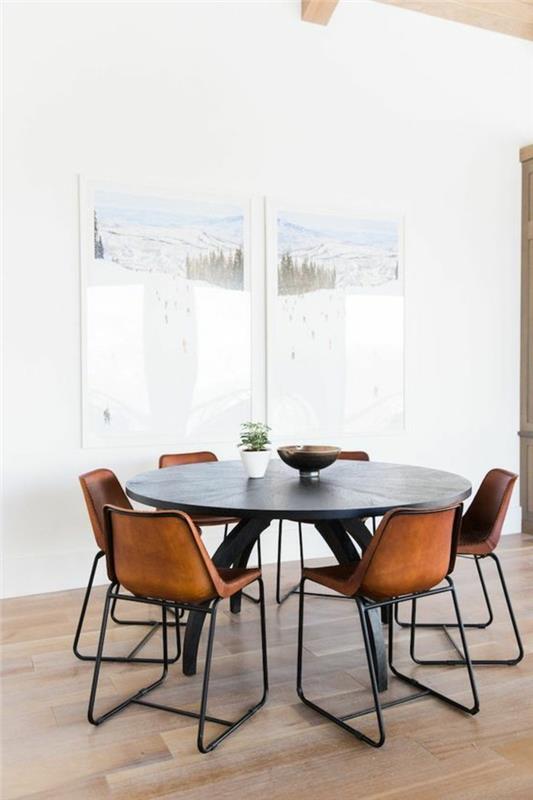 1 apvalus juodas stalas-odinės kėdės-šviesios parketo grindys-baltos sienos-svetainė