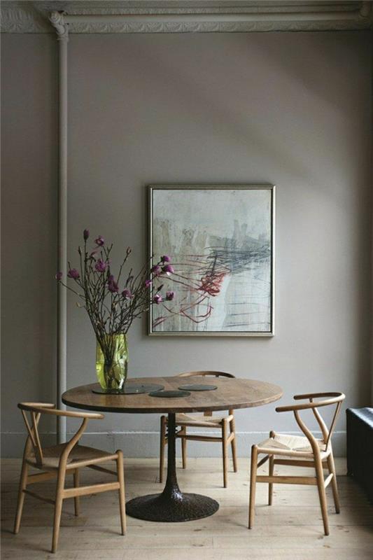 1-miza-saarinen-parket-pohištvo-rože-na-steni-slika-miza-siva-lesena-tla