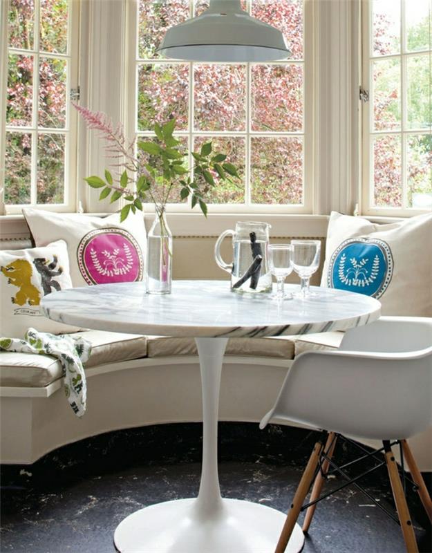 1-miza-miza-v-belem-marmorju-črno-talno-dekorativna-blazina-rože-na-bež-miza-miza