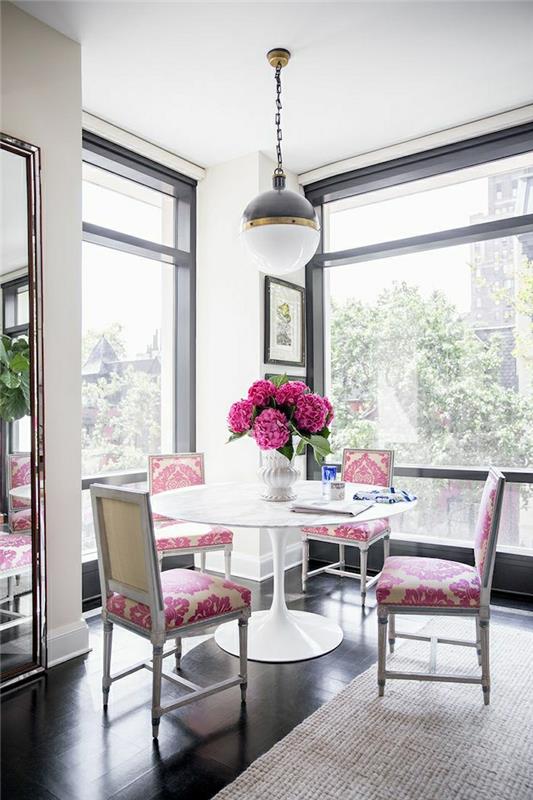 1-miza-tulipan-iz-plastike-beli-stol-roza-bela-roža-vrtnice-tla-v-črno-platnu-okno