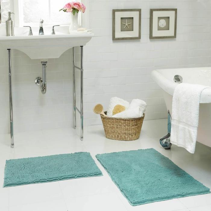 1 dangaus mėlynumo dušo kilimėlis vonios kambariui su smėlio spalvos plytelėmis ir balta vonia
