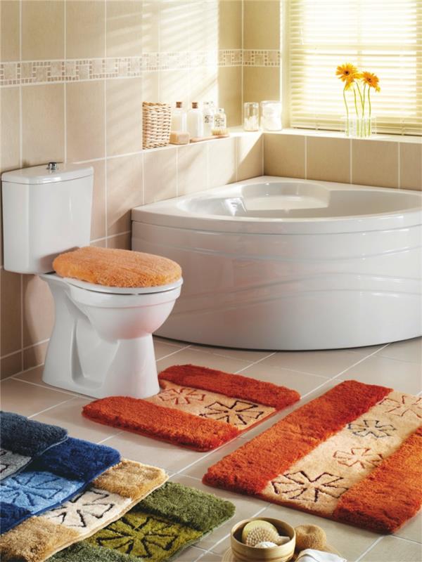 1 spalvos dušo kilimėlis vonios kambariui su smėlio spalvos plytelėmis ir balta vonia