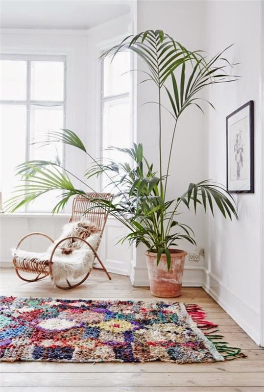 1 gauruotas spalvos kilimas-svetainei-su-gana-supama kėdė-medžio-žalia-augalas-interjerui