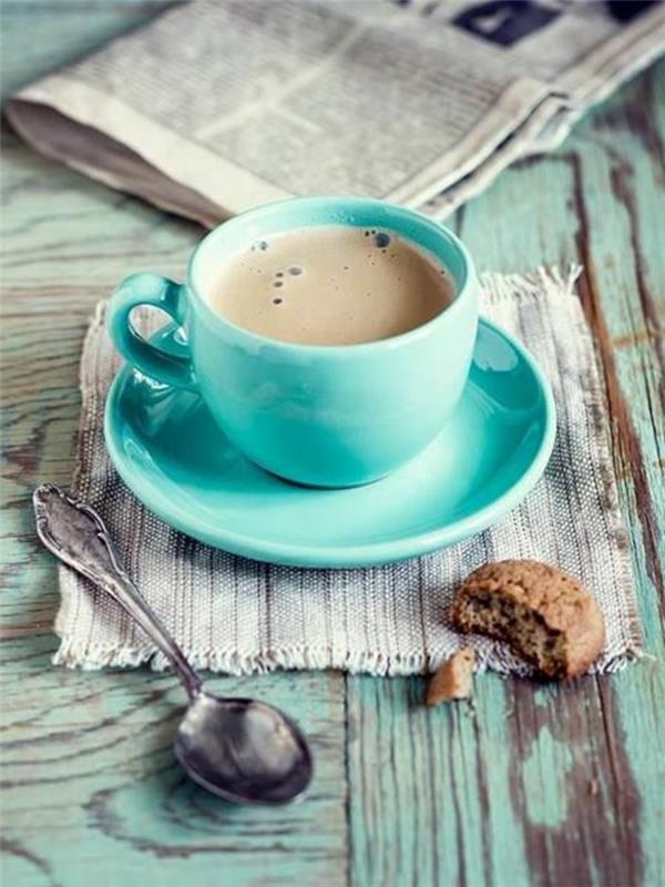 1-açık mavi-nespresso-kahve-fincan-kurabiye-a-masif-ahşap-masa-ve-bodum-kahve-fincanları