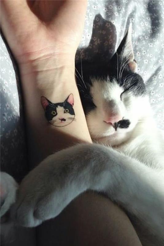 1-minimalistinė-tatuiruotė-moteris-diskretiška tatuiruotė-mūsų originalios tatuiruotės idėjos
