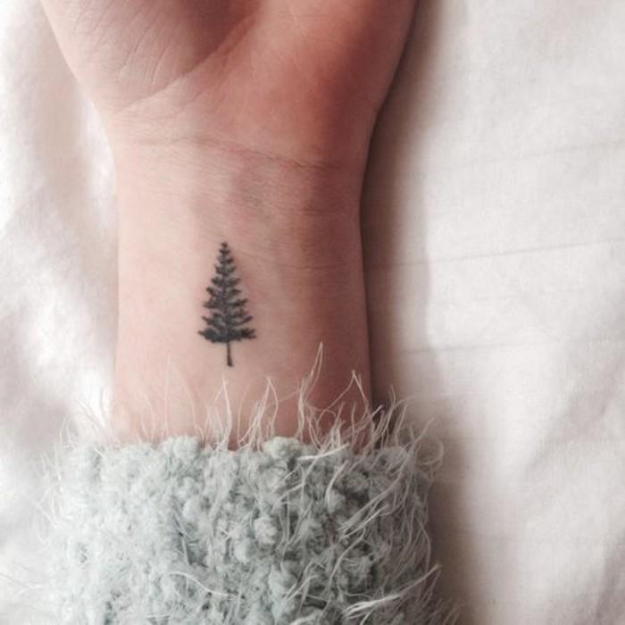 1-minimalistinė-tatuiruotė-originali-tatuiruotė-moteris-gražiausia-moteris-tatuiruotės