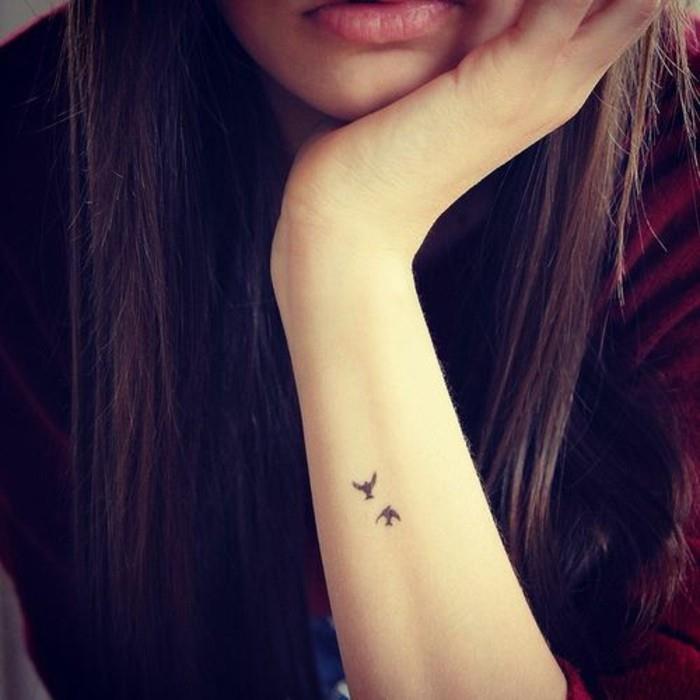 1-diskretiškos tatuiruotės-moteris-minimalistinė-tatuiruotė-moteris-rudi plaukai
