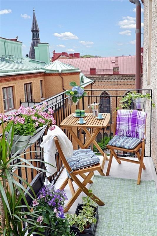 1-katlanır-ahşap-masa-güzel manzaralı-balkon-çiçekli-tatlı-balkon