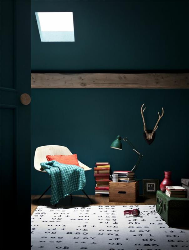 1-lacivert-renkli-duvarları-bej desenli-halılı-güzel-oturma odası