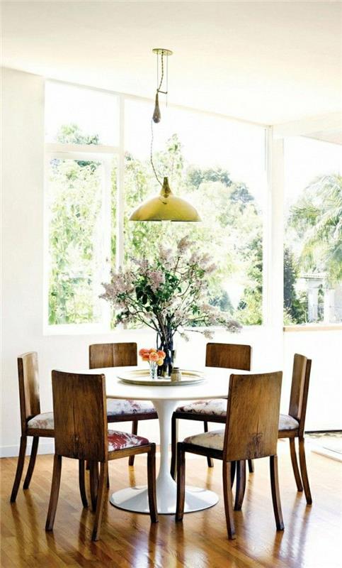 1-lepa-dnevna soba-polna svetlobe viseči lestenec-bela-cvetlična miza