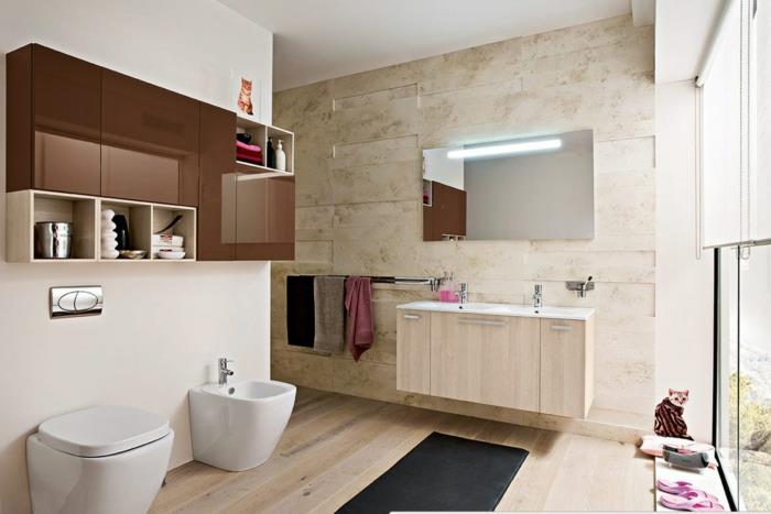 1-gražus „Zen“ stiliaus vonios kambarys su juodu vonios kambario kilimu ir šviesiomis medinėmis grindimis