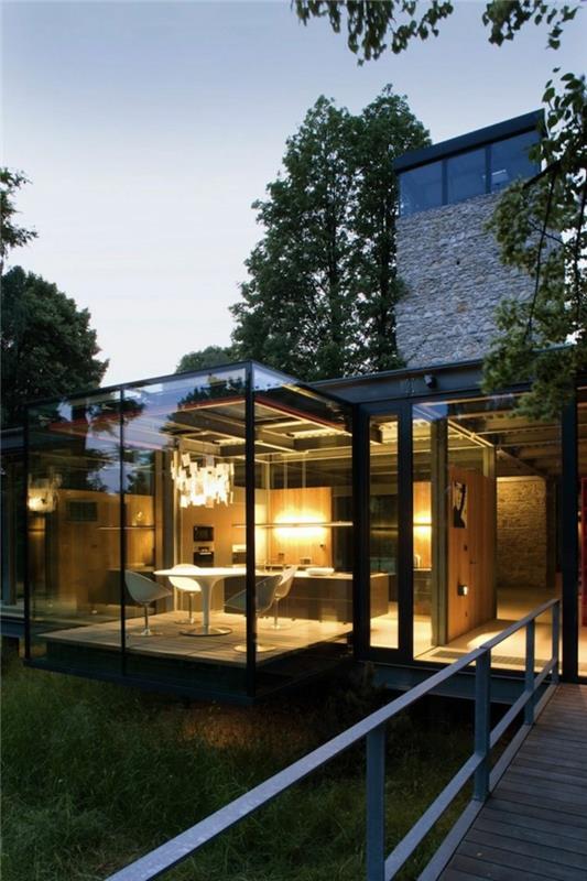1 šiuolaikinio minimalistinio stiliaus namas su gražiu lauko baseinu ir stiklo sienomis