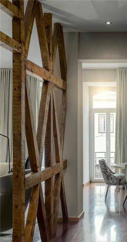 1-uporaba-masivnega lesenega nosilca za okrasitev-dnevne sobe-z mavčnimi tlemi