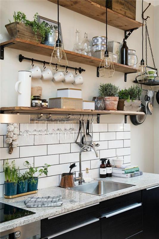 1-v33-moderni-virtuvė-renovacija-su-balta-plytelėmis-siena-virtuvėje-su medžio masyvo baldais