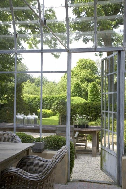 1-bioklimatinė veranda-bioklimatinė-pavėsinė-medinis-stalas ir kėdės-stiklo veranda