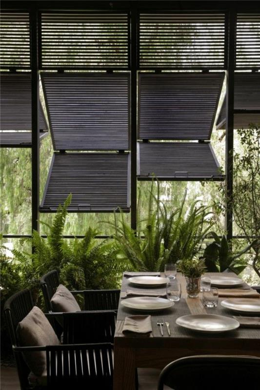 1-bioklimatinė-veranda-bioklimatinė-pavėsinė su mediniais langais-tamsiai žaliais augalais