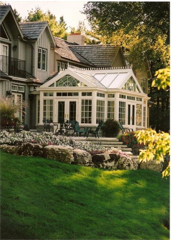 1-evin-önünde-cam duvarlı-ve-tavan-saç altı-yeşil-çimli-bahçe-ki-veranda-kit-verandalar
