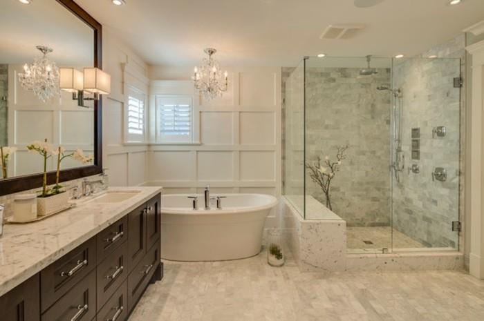 deco-tradicinis ir elegantiškas vonios kambarys-dušo kabina-balta-ovali-vonios-baldai-medyje-didelis-blizgus-veidrodis-didingas