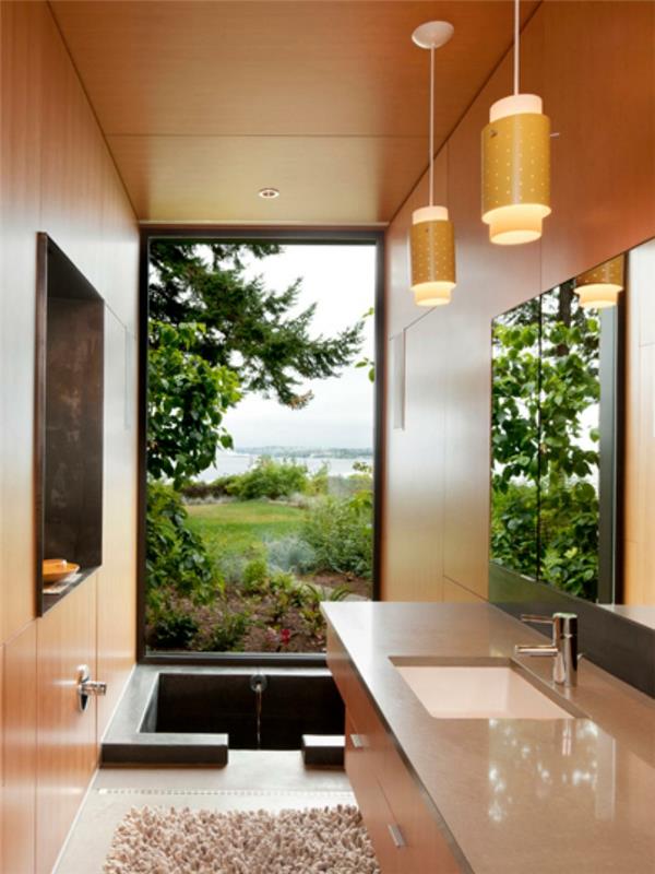 Japoniško stiliaus vonios kambario modelis-rudas-dekoras-didelis langas-kuris atsiveria į vaizdingą kraštovaizdį