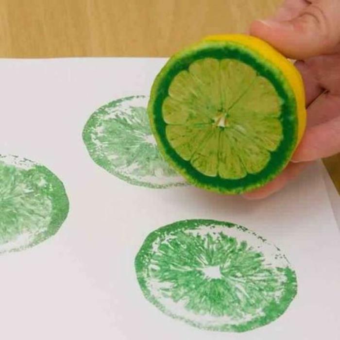 Ustvarjalna dejavnost z žigom za sadje zavijte osebna darila iz papirja