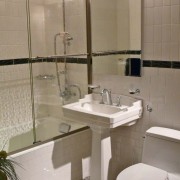 Design moderno per un bagno piccolo