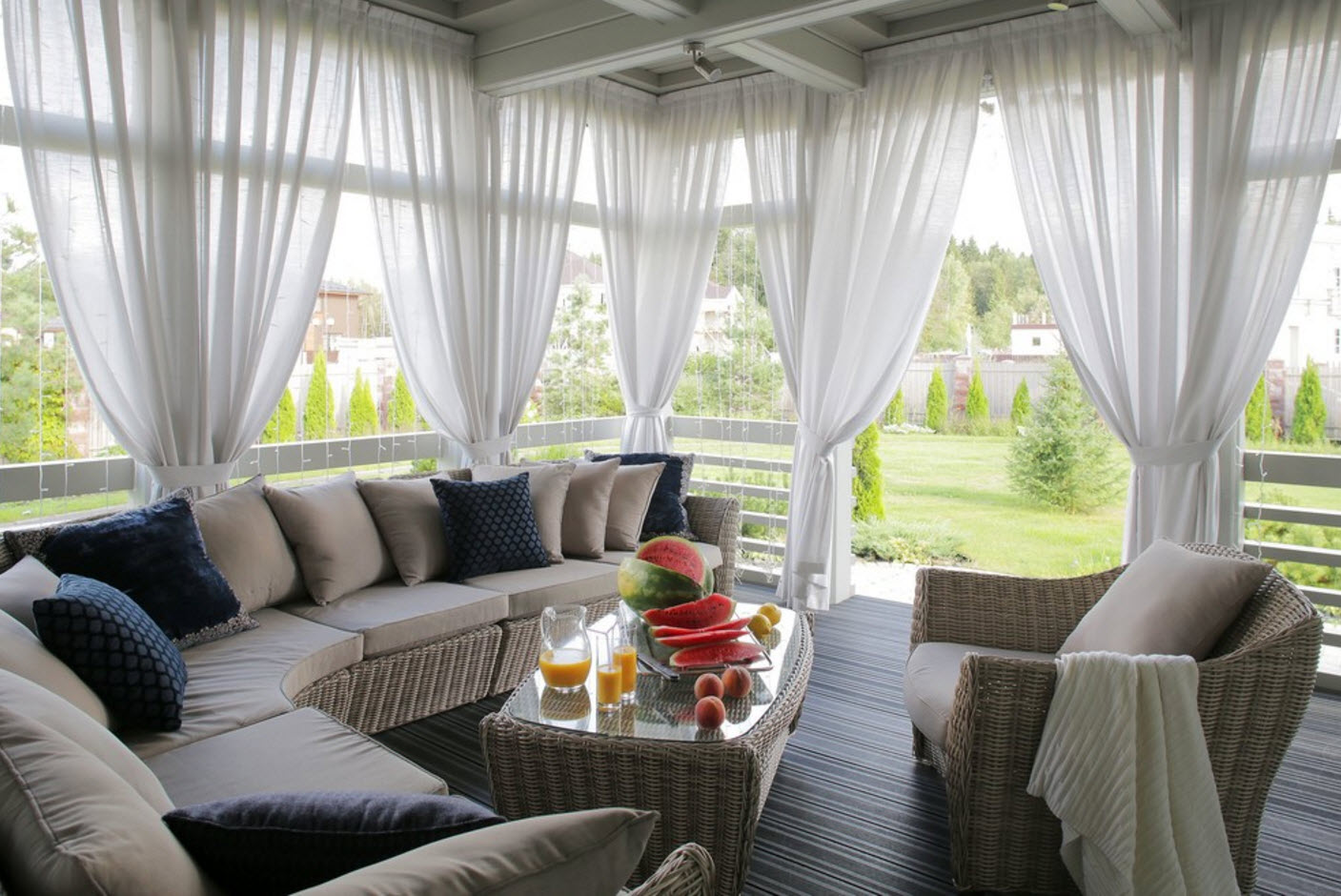 Cortinas en la terraza abierta.