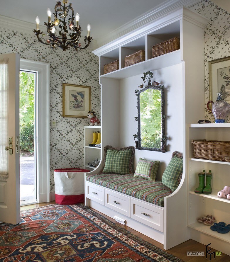 Papel pintado con estampado en el pasillo.