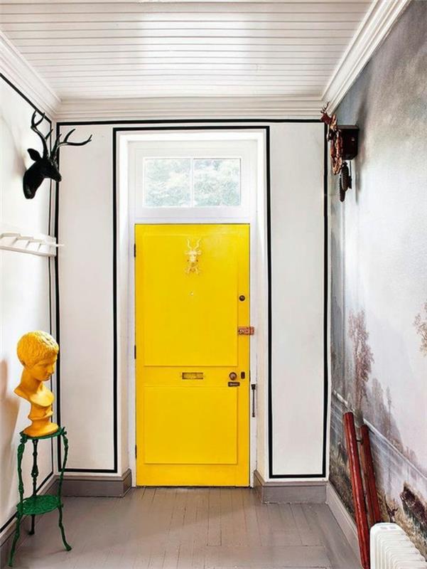106-Koridor goblen. Sarı bir kapı.