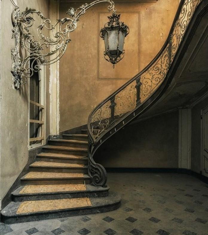 deco-vintage-stopnišče-ki-daje-občutek-bivanja-v-mogočnem-gradu-vintage-lantern-ograji-stopnišče-s-lepo-vzorci