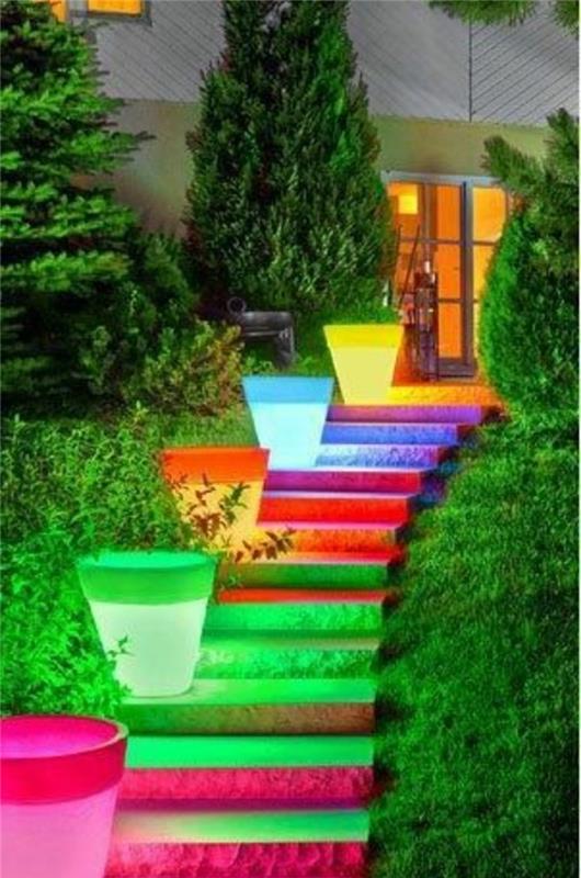 ideja-deco-zunanjost-stopnišče-izredno izvirno-cvetlični lončki-z-LED-razsvetljavo