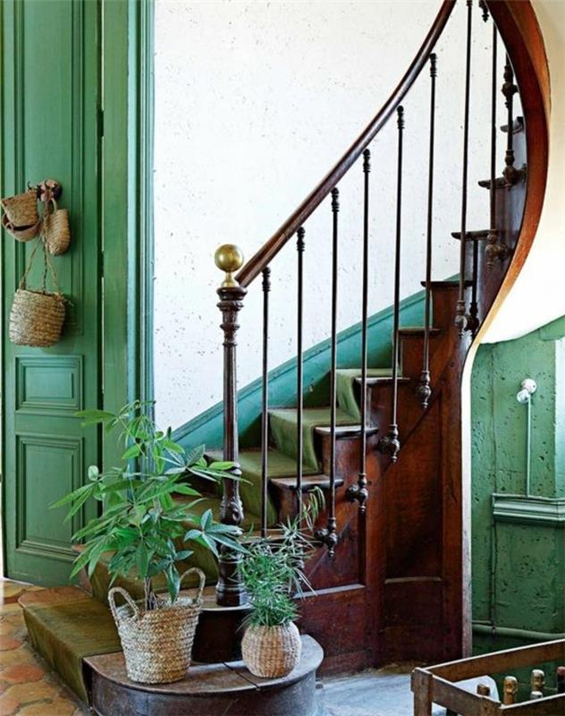 Stopnišče-model-z-kmečko-čar-stopnišče-pokrivanje-z-dekorativno-zeleno preprogo-sestavljeno-iz-rastlin