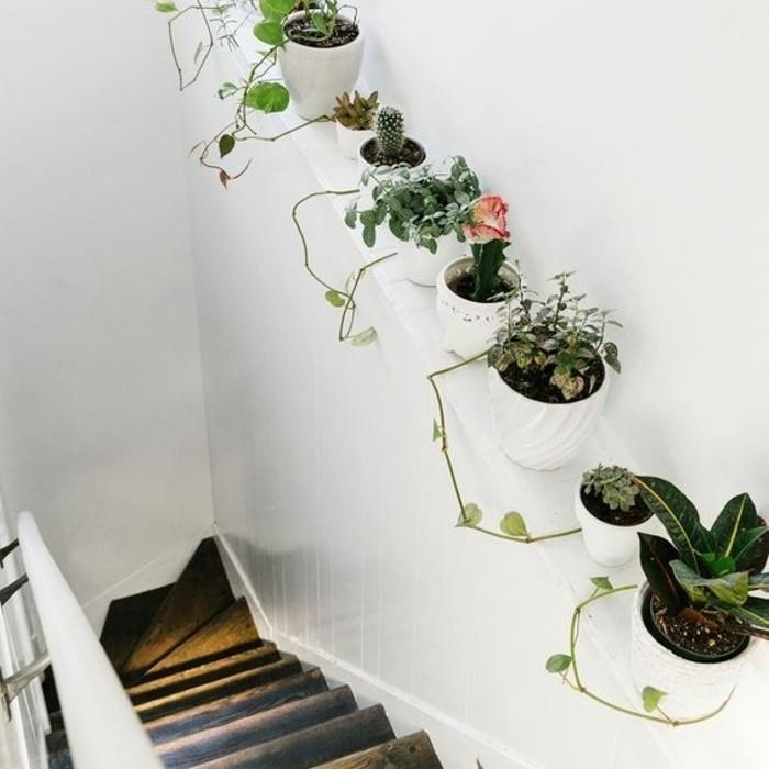 a-beautiful-deco-stopnišče-v-obrabljenem-lesu-dekoracija-v-cvetju-ki-teče-po-stopnišču