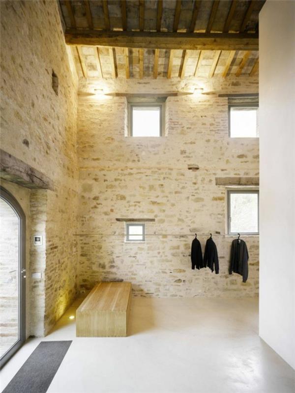 11-atnaujinti-tavo-namai-papuošti-tavo namus-loft-spirit-akmens-siena ir smėlio spalvos grindys