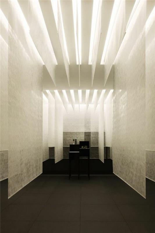 117-Koridor ışıkları. Siyah zemin. Beyaz duvarlar ve tavan.