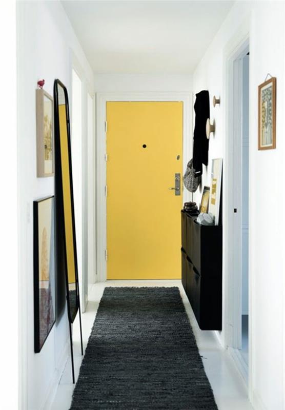 13-koridor-a-kapı-yerde-sarı-siyah-halı