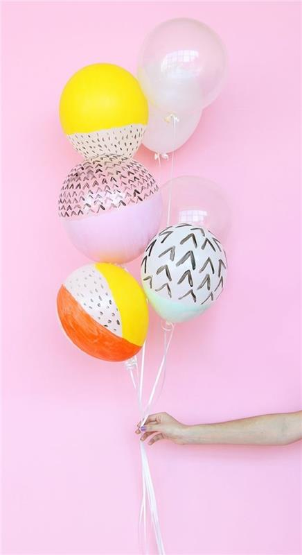16 balonov na rožnatem ozadju