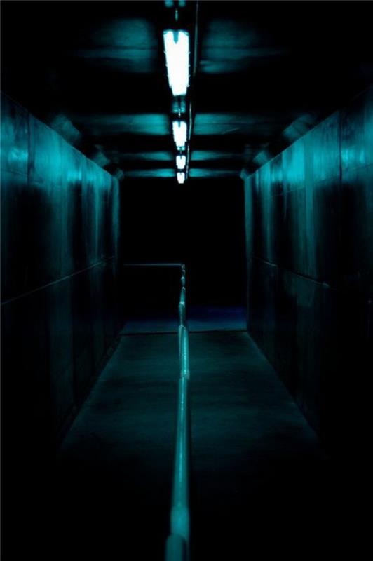 16 koridor aydınlatması. Siyah ve mavi renkler.